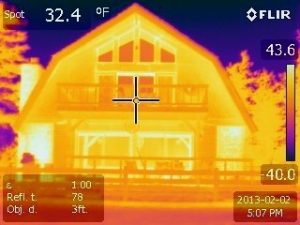 Image thermique ou infrarouge prise lors d'une thermographie d'une maison.